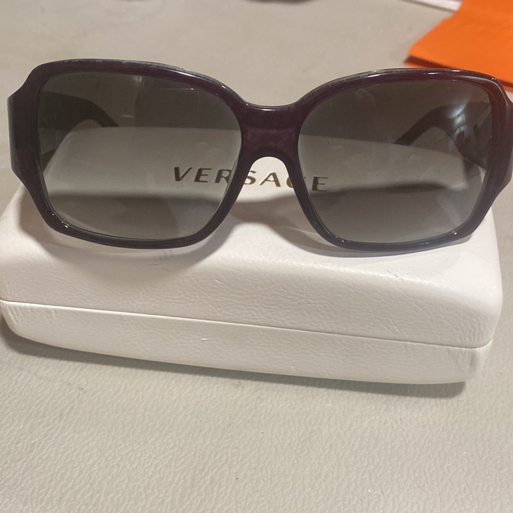 Authentic VERSACE brand new sunglasses with square frame in rhinestones on the V - Picture 8 of 10